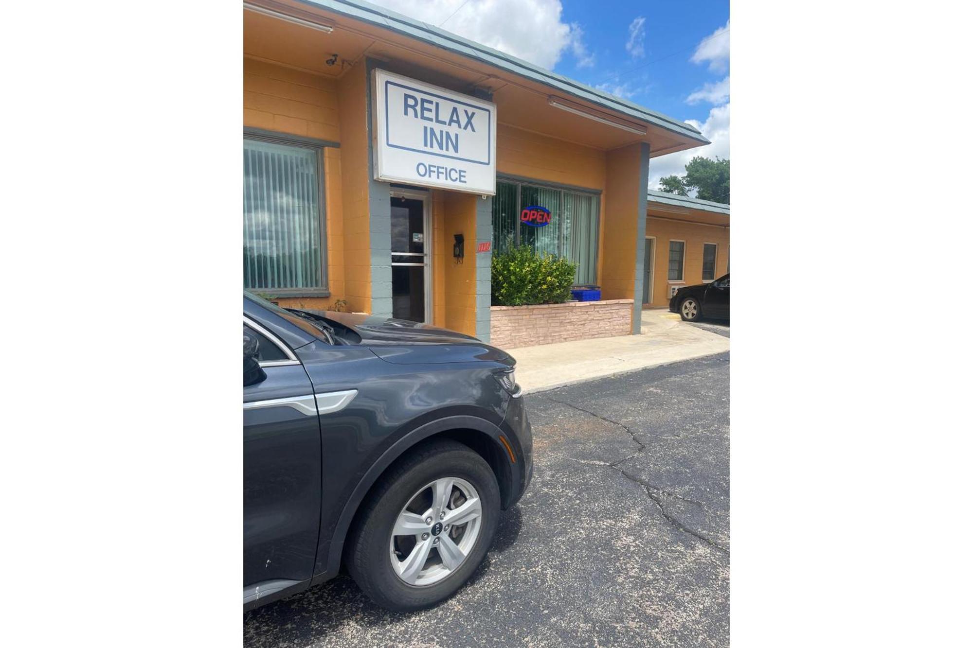 Relax Inn By Oyo Clinton Exterior photo