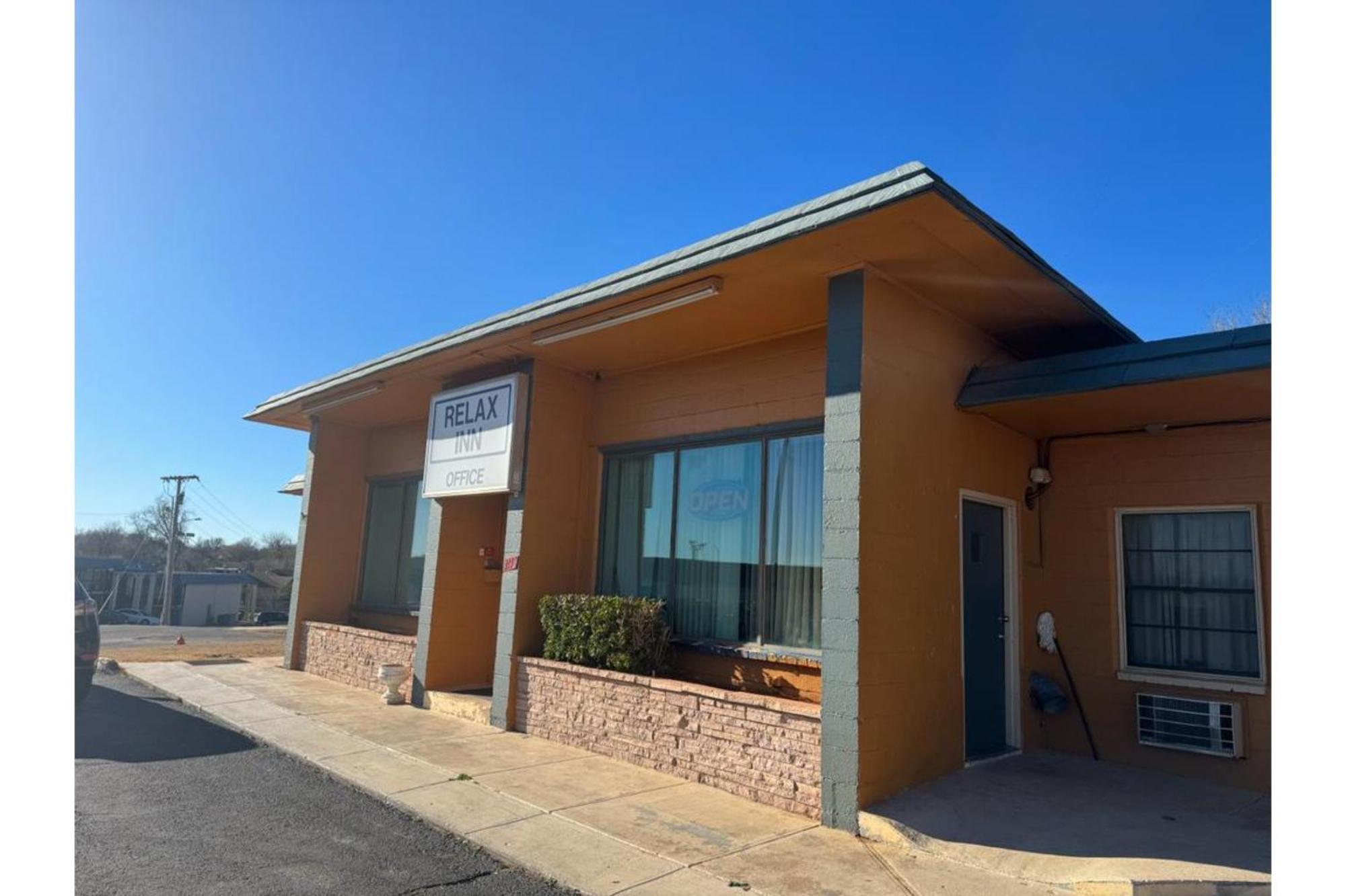 Relax Inn By Oyo Clinton Exterior photo